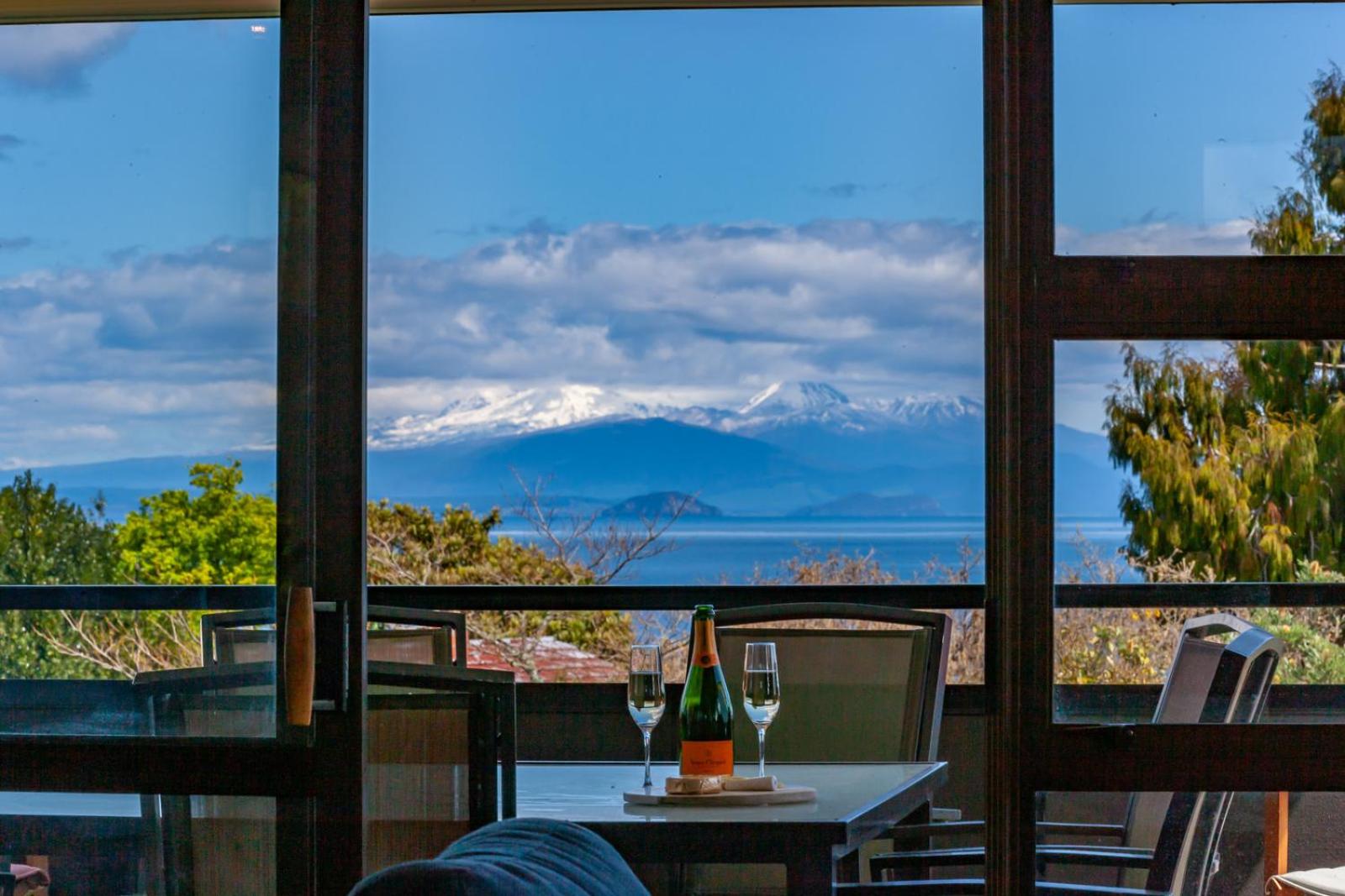 Views on Hilltop – Lake Taupo Holiday Home